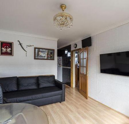 1 Bedroom Flat Close To City With Free Parking Arrangement London Eksteriør billede